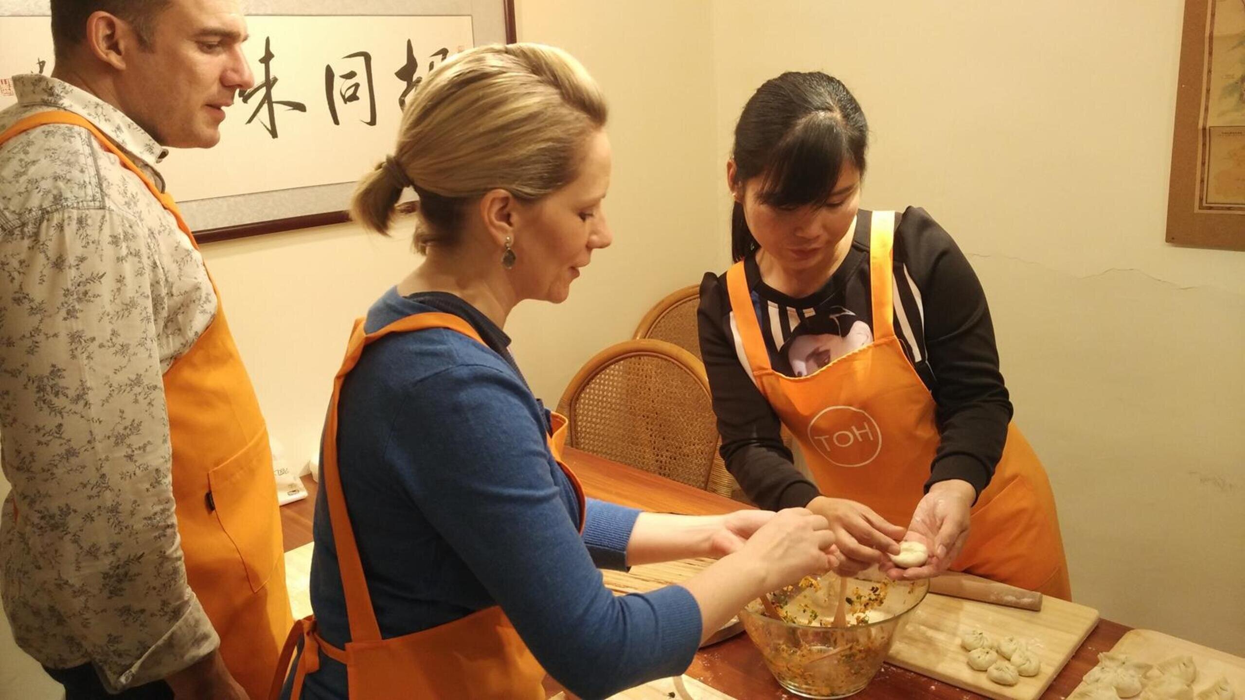 Unsere Gäste lernen Jiaozi zuzubereiten